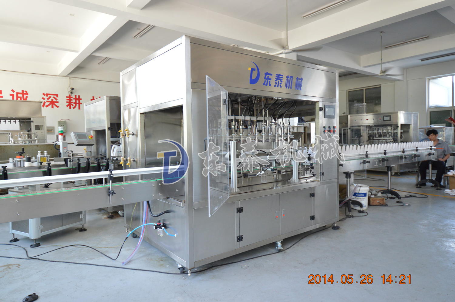 12頭柱塞液體灌裝機(jī)側(cè)面展示